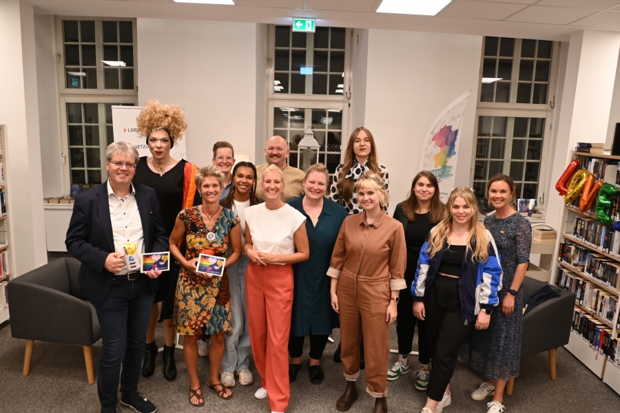 (v.l.n.r.): Uwe Gockel (Bürgermeister Borchen), Sabine Kramm (stellv. Bürgermeisterin Paderborn), Mela Vollmer (Feucht Kollektiv), Jana Hansjürgen (Landesprojekt blick*), Victoria Evers (DemokratieBüro „Vielfalt lieben“), Alexandra Lüüs (Landesprojekt blick*), Yeliz Çetin, Sarah Mevers (BUNTES PADERBORN), Julia Ures (BUNTES PADERBORN); Hinten: Carsta, Judith Buhle, Thorsten Driller, Victoria Drüke © Judith Wedderwille 